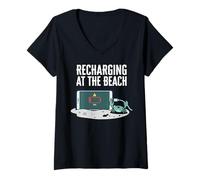 Femme Recharging At The Beach Low Battery Crab Phone T-Shirt avec Col en V