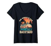 Femme Remorque de Camping The World is Our Backyard Camper Love Travel T-Shirt avec Col en V