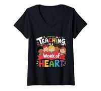 Femme Retour à l'école, l'enseignement est Une œuvre de Heart Teacher 2025 T-Shirt avec Col en V