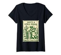 Femme Sixty and Still Feral, Zero Regrets 60th Birthday Raton Laveur T-Shirt avec Col en V