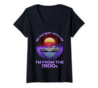 Femme Sois patient avec moi, je viens des années 1900, drôle de Synthwave T-Shirt avec Col en V