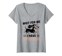 Femme Un Chien viennois drôle, attends-Moi, J'Ai de Petites Jambes T-Shirt avec Col en V