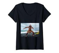 Femme Un guerrier maori féroce danse sur une plage volcanique noire T-Shirt avec Col en V