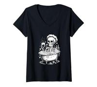 Femme Un squelette dans un bain moussant pour boire un cocktail de vin T-Shirt avec Col en V