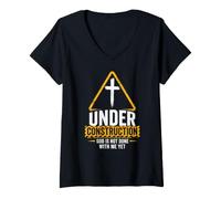 Femme Under Construction: God is Not Done with Me Yet - Christian T-Shirt avec Col en V