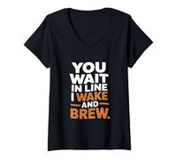 Femme Vous faites la queue, je me réveille et je prépare du café à la maison T-Shirt avec Col en V