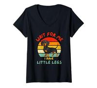 Femme Wait for Me I Have Little Legs Funny Dachshund T-Shirt avec Col en V