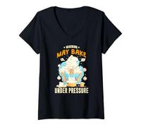 Femme WARNING MAY BAKE UNDER PRESSURE T-Shirt avec Col en V