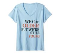 Femme We Got Older But Still Young Retro Minimal Emo Citation T-Shirt avec Col en V