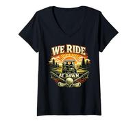 Femme We Ride at Dawn Golf Golf Humour décontracté T-Shirt avec Col en V