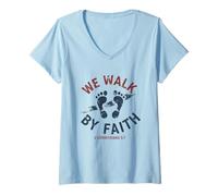 Femme We Walk by Faith 2 Corinthiens 5 7 Verse biblique chrétienne T-Shirt avec Col en V