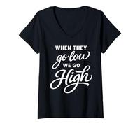 Femme When They Go Low We Go High Activist Immigration Protest T-Shirt avec Col en V