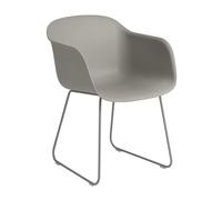 Muuto Chaise avec accoudoirs Fiber sled base grey. pieds luge gris