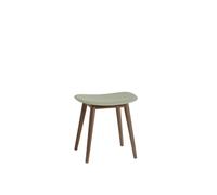 Muuto Tabouret Fiber dusty green. pieds en bois lasuré marron foncé