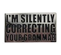 Ficsowy Badge humoristique en émail avec inscription « I'm Silently Correcting Your Grammar Police » pour sac à dos, chapeau, vêtements