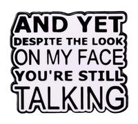 Ficsowy Broche en émail « And YET DESPITE THE LOOK ON MY FACE YOU 'RE STILL TALKING, Sayings », taille M, zinc, sans pierre précieuse