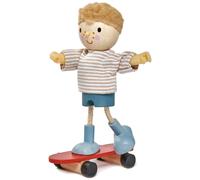 Tender Leaf Toys Meubles de Poupées: POUPÉE/Edward et Son Skateboard 9x3,5x10cm, en Bois, en boîte 11,5x5,2x17,8cm, 3+
