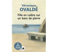 Fille en colere sur un banc de pierre