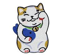 Finally Home Écusson Thermocollant | Chat calico kawaii avec du poisson dans ses pattes | Patch à coller au fer à repasser ou à coudre | Pièce de décoration ou réparation pour vêtement, jean, sac
