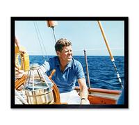 Fine Art Prints Affiche encadrée du président JFK Kennedy At Wheel Yacht Manitou 30,5 x 40,6 cm