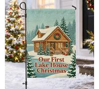 First Lake House Drapeau de jardin Cabane en bois de Noël 30,5 x 45,7 cm | Pin enneigé, drapeau de cour, cabane rustique, couronne festive, paysage d'hiver, nouvelle maison mémorable
