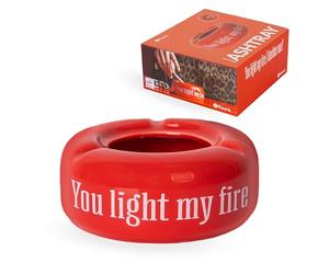 Fisura Cendrier rouge avec inscription "You light my fire" Cendrier original avec phrase amusante pour la cuisine, l'extérieur ou l'intérieur en céramique. Dimensions : 10 x 10 x 4 cm.