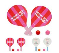 Fisura - Set Raquettes de Plage Original “Better Late Than Ugly”. Pink and Red Wooden Pallets with Net Bag. Fun Summer Accessory. Two Balls Included.