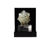 Fluorite + Quartz. 714.3 Ct. Nikolaevskiy Mine, Dal'negorsk, Russie.