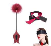 Fouet de 44 cm avec un côté en plumes rouges délicates et un côté cravache + Ruban rouge et noir.