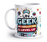 France Mug - 'Un Geek Ne Vieillit Pas il Level Up' - Café Thé Idée Cadeau Original Anniversaire Humour Jeux-Vidéo Geek Ami Collègue Famille