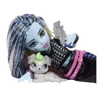 Monster High Poupée Frankie Stein avec Pull Court et Jupe Noire en Simili Cuir avec Son Chien Watzie et 7 Accessoires comme des écouteurs, Une Sacoche-Ceinture et des en-Cas, JHK31