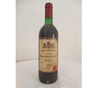 fronsac château moulin haut-laroque rouge 1978 - bordeaux france: une bouteille de vin.