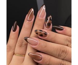 FrostyFlair Ongles à Presser en Forme d'Amande, 24 Faux Ongles avec Design Léopard French, Moyenne Longueur Ongles Artificiels à Coller pour Femmes