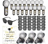 Fumete Lot de 64 cadeaux de remise de diplôme 2026 comprenant 16 mini éventails portables de remise de diplôme, 16 lunettes de soleil, 16 cartes de vœux et 16 sacs en organza pour cadeaux de e