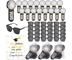 Fumete Lot de 64 cadeaux de remise de diplôme 2026 comprenant 16 mini éventails portables de remise de diplôme, 16 lunettes de soleil, 16 cartes de vœux et 16 sacs en organza pour cadeaux de e