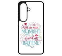 FunKaz Coque pour Samsung Galaxy S26 - Kiss me Now Midnight is Past My Bedtime Amour Embrasse-Moi - Coque Noire TPU