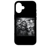 Funny Alien and Bigfoot Selfie UFO Rock on Sign Sasquatch Coque pour iPhone 16