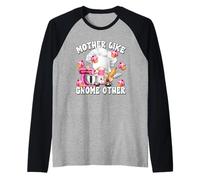 Funny Baking GNOME for Women Who Love to Bake Pink Muffins Manche Raglan