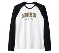Funny Mom Western Cowboy. Mommin' Ain't Easy Manche Raglan