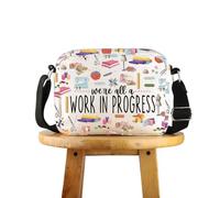 FUNYSO Sac à bandoulière « We're All A Work In Progress » pour machine à coudre Cadeau pour couturière Addicts Merch We're All A Work In Progress, Travail en cours Royaume-Uni, 0