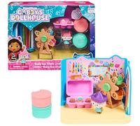 Gabby's Dollhouse Gabby et la Maison Magique - Gabby Dollhouse - Pièce Atelier Bébé Boîte - 1 Figurine + Accessoires - Dessin Animé Jouet Maison De Poupée - Jouet Enfant 3 Ans Et +