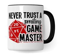 Game Master Tasse à café avec inscription en allemand « Never Trust a Smiling Gamemaster » et « Fantasy Pen & Paper Tabletop D20 »