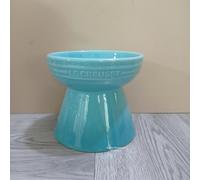 Gamelle Le Creuset Cool Color Cerc pour chien, anti-basculement, avec tapis de protection pour pieds.