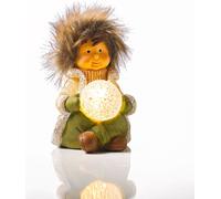 Garçon d'hiver LED assis avec boule de neige lumineux Figurine décorative Bonnet de fourrure