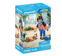 Garçon familde tortues dans un terrarium