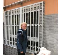 Garde Corps Fenetre Barres de Sécurité Extensibles Anti-Cambriolage pour Fenêtres de Maison, Tige de Sécurité pour Fenêtres Coulissantes Horizontales, Butée de Barre(W32xH28in/80x70cm)