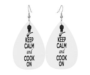 Gardez votre calme et cuisinez ! Boucles d'oreilles en cuir avec chapeau de chef, accessoire de mode, idéal pour les fêtes, les vacances et le quotidien.