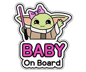 GEEKBEAR Autocollant Bébé à Bord pour Voitures (04. Yoda Girl) - Rose, Cartoon, Résistant à l'Eau, Réfléchissant, Fenêtre