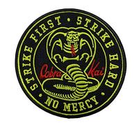 Gemelolandia | Écusson Cobra Kai Round Strike First Strike Hard No Mercy 9 cm | Très Adhérent | Patch Stickers Pour Décorer Vos Vêtements | Facile À Mettre Sur Vos Vêtements