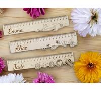 Générique OhCelebration- Règle Personnalisée avec Prénom - Design Bois - Thème Fusée, Papillons et Planètes - Cadeau Original pour Enfants - Rentrée Scolaire